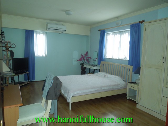 Truc Bach Lake area cheap serviced apartment for rent. 1 bedroom, elevator, fully furnished